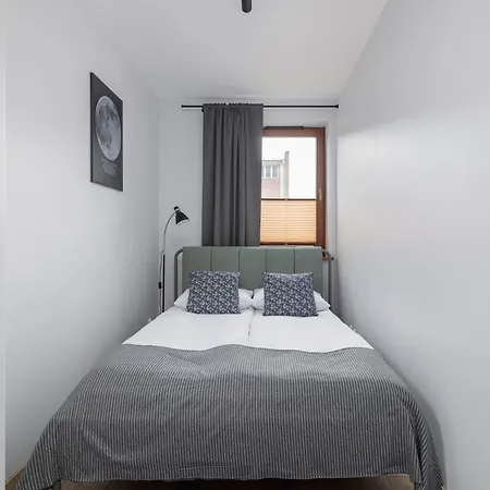 Luxury With Furnished Balcony, Parking And Desk In Cracow By Renters Prestige Краков