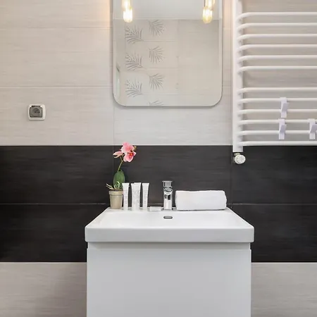 Apartamento Luxury With Furnished Balcony, Parking And Desk In Cracow By Renters Prestige